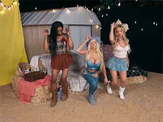 Leçon De Danse En Ligne Pour Trois Transexe