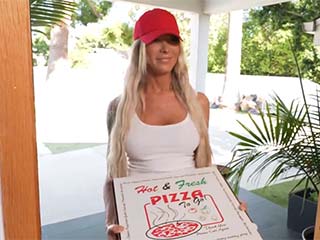 Shemale Aubrey Kate Livre Une Pizza Et Se Fait Sodomiser